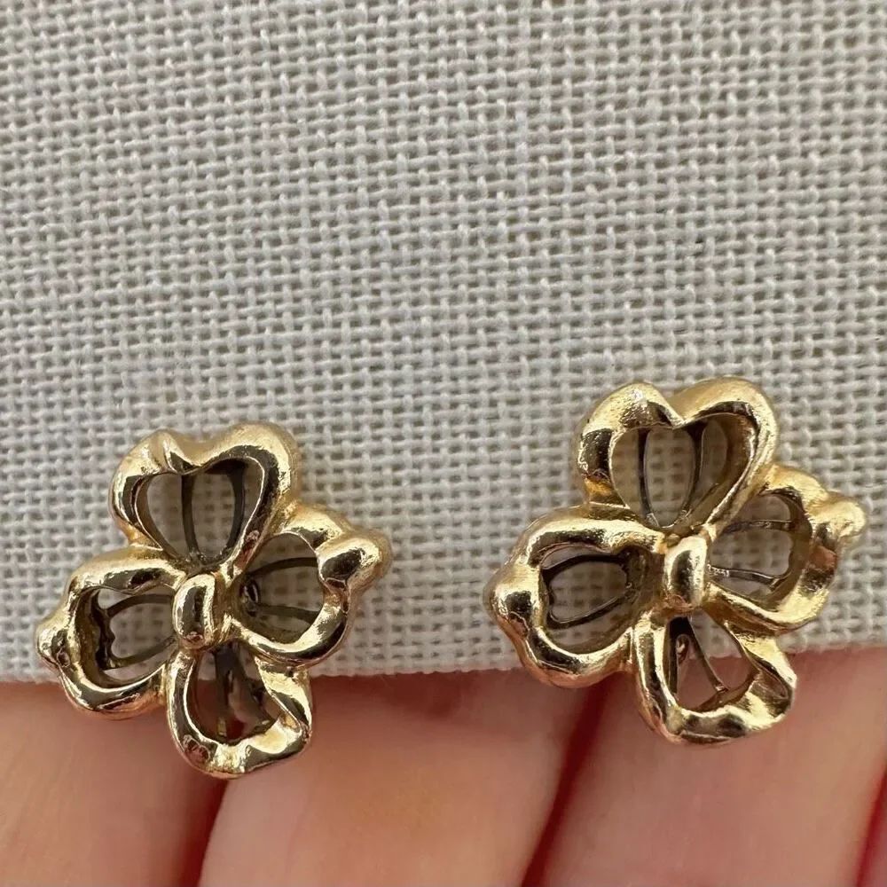 AVON Floral Small Clip-on Earrings Gold tone Vintage